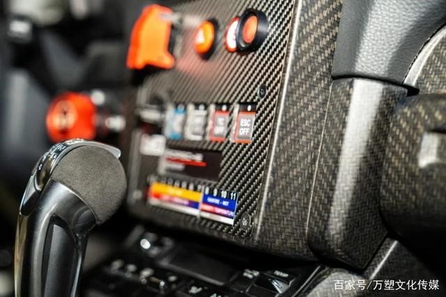 保時捷（jié）GT4 賽車采用天然（rán）纖維複合（hé）材料製成的可持續內飾